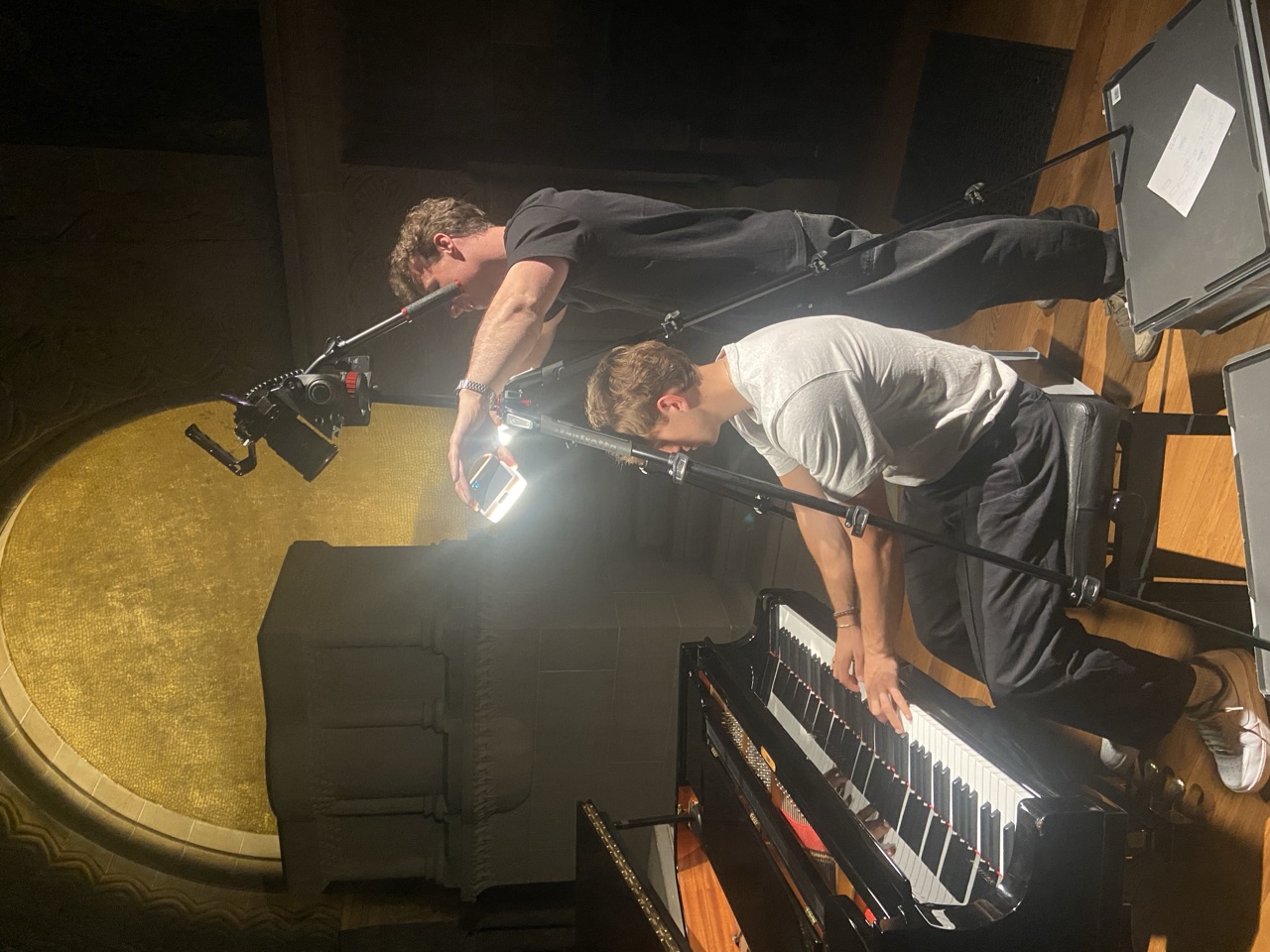 Behind the scenes — Nie zu spät